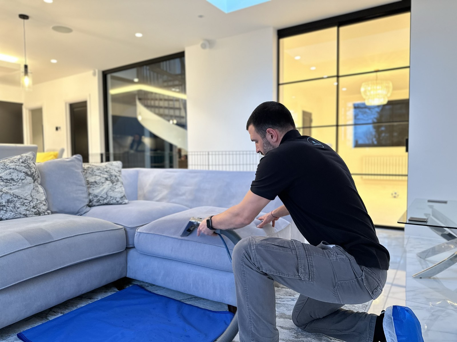 تنظيف وصيانة الأرائك